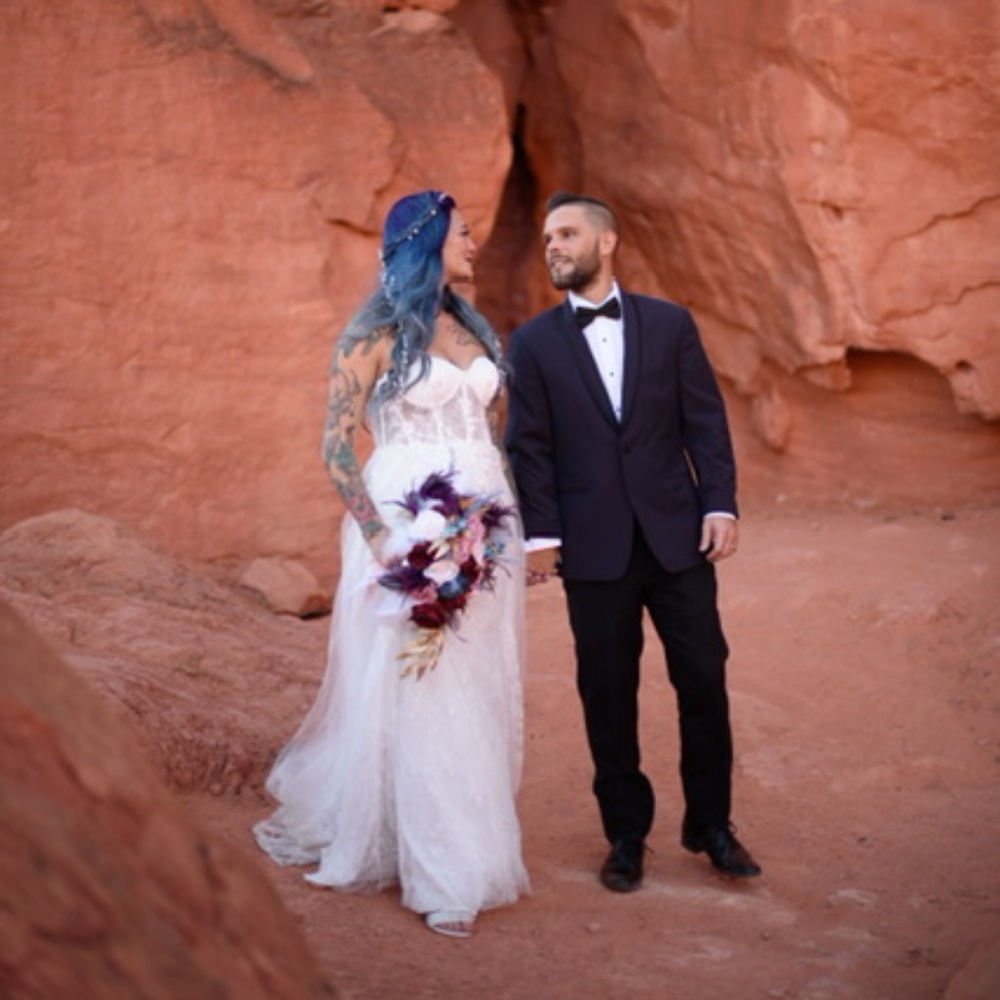 White Lace Bustier Embroidered Dress w/ Train 🤍